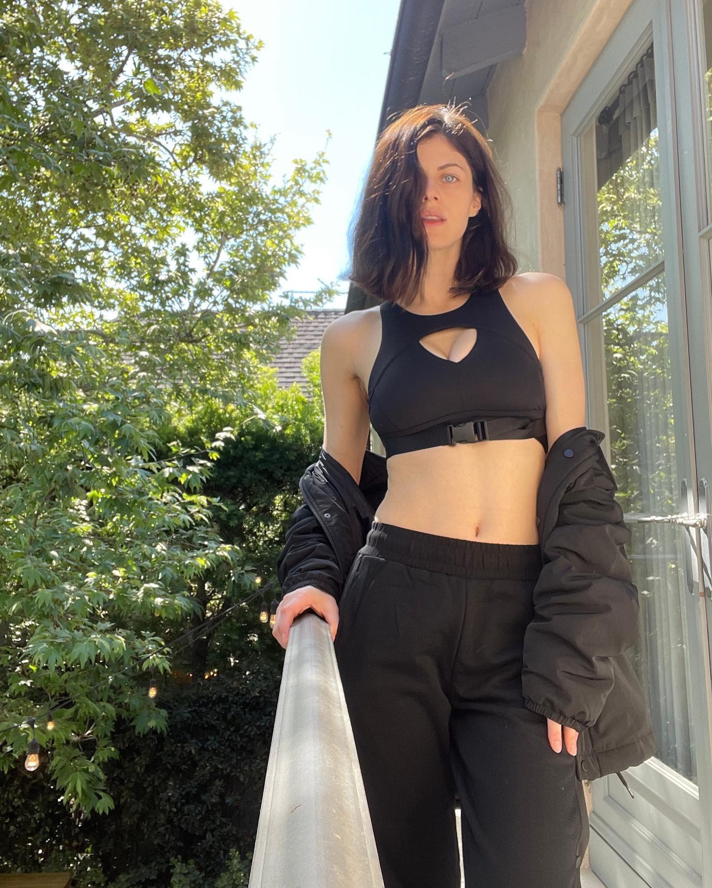 Alexandra Daddario Posing In A Chic “alo Yoga” Outfit In Her Backyard In La 7461