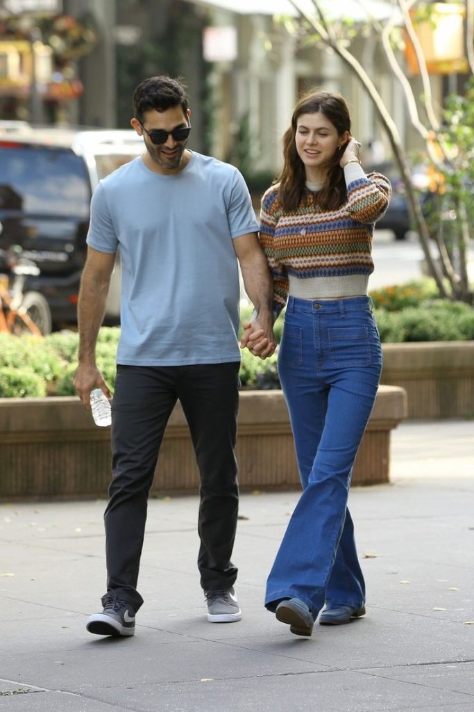 Alexandra Daddario And Tyler Hoechlin Hold Hands On Set Of New Rom Com Movie 6650