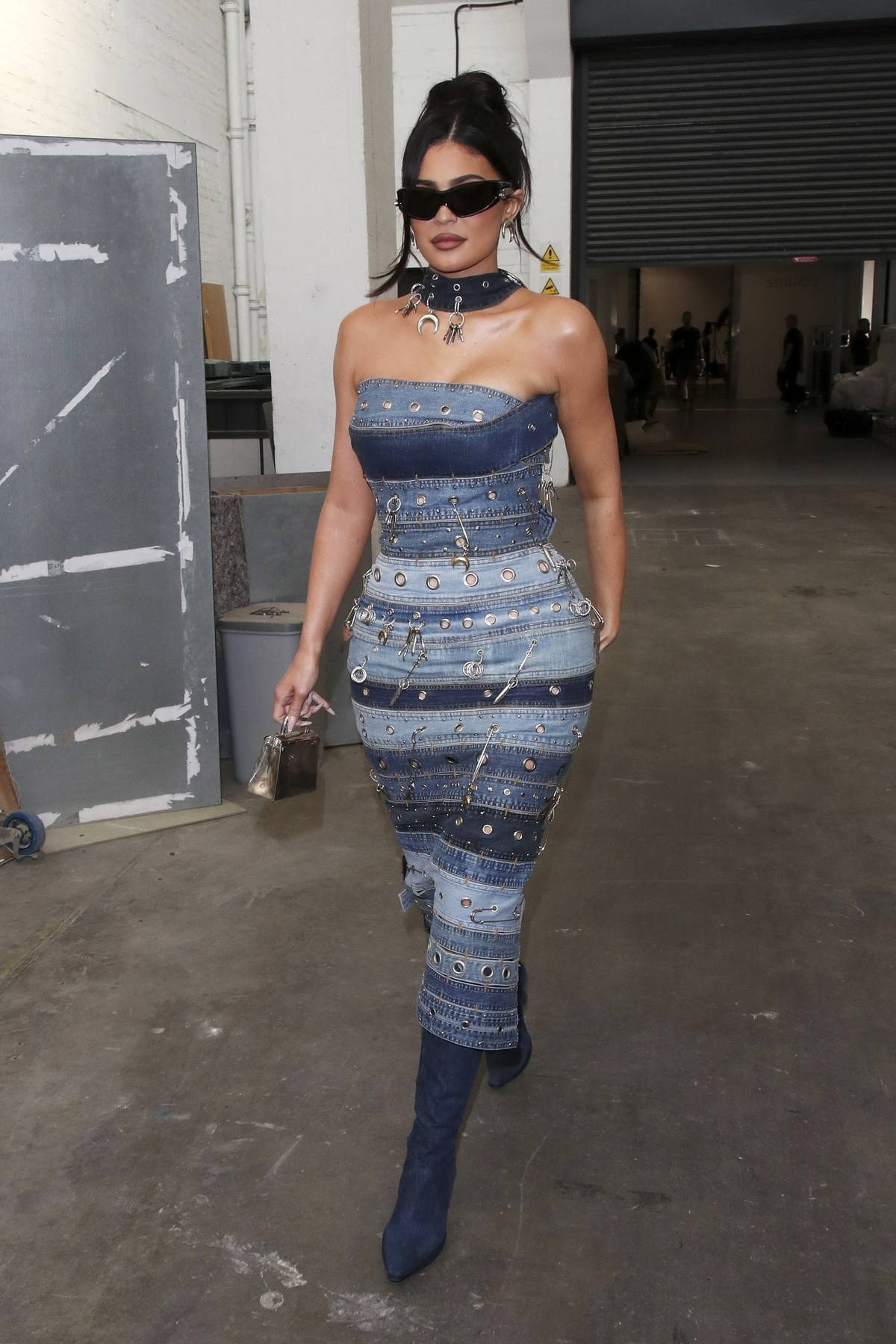 DENIM FOR DAYS Kylie Jenner shows off her famous curves in a skintight ...